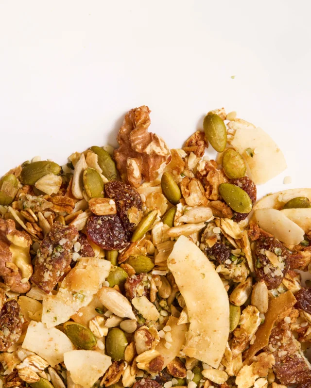 Our Hemp Granola is high in plant based protein, fibre and healthy food for you fats 💚

✔️ No refined sugar / 3-4 lower in sugar than other granolas
✔️ 4g protein per serving (28g)
✔️ Perfect for hikes & healthy snacks on the go
✔️ Grain-free & certified gluten-free
✔️ Non-GMO
✔️ High in fibre & healthy fats
✔️ 100% plant-based

Clean ingredients: Hemp hearts, Organic coconut chips, Gluten free oats, Organic sunflower seeds, Walnuts, Organic pumpkin seeds, Dates, Raisins, Organic agave syrup, Vanilla.

Find us across Canada and @wholefoods NY, NJ and CT 💚
•
•
•
#glutenfreegranola #hemphearts #plantbasedprotein #glutenfreevegan