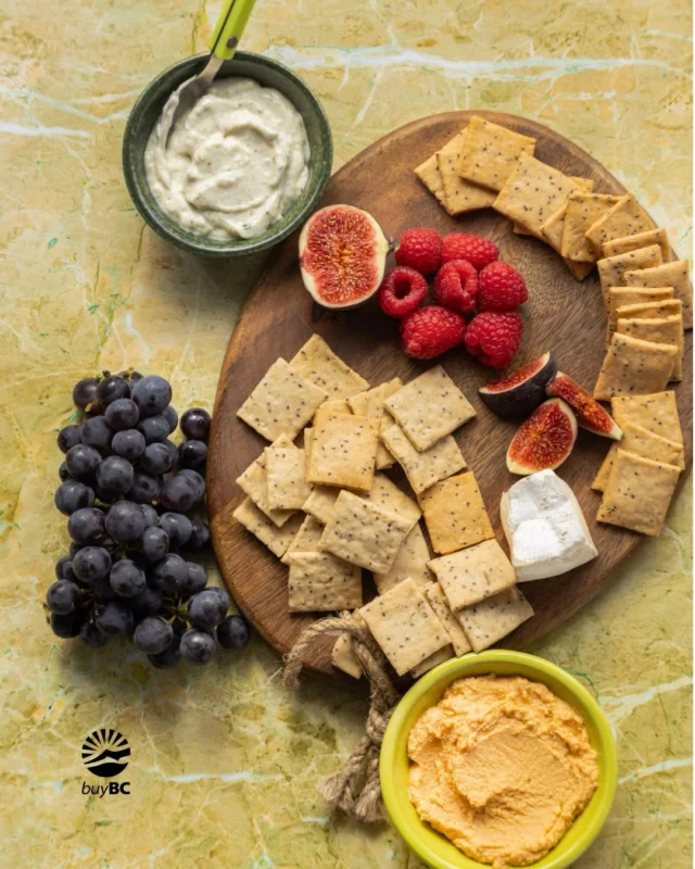 Meet our GluteNull Sourdough Oat Crackers in Original and Rosemary! 🌿
Perfect for dips, charcuterie boards or elevating your everyday snack. 

Both are made with gluten-free oats and brown rice flour for that satisfying, rustic crunch ✨

 📦 Find your favourite at glutenull.com - shipping to North America 🚚

Or Shop At:
@wholefoodscanada
@choicesmarket 
@stongsmarket 
@thriftyfoods 
@safewaycanada BC
@LondonDrugs - Launching Dec 1!

@eatdrinkbuybc #buybc
📷 @aroshaliny 
•
•
•
#sourdoughcrackers #glutenfreecrackers #glutenfreefood #madeincanada